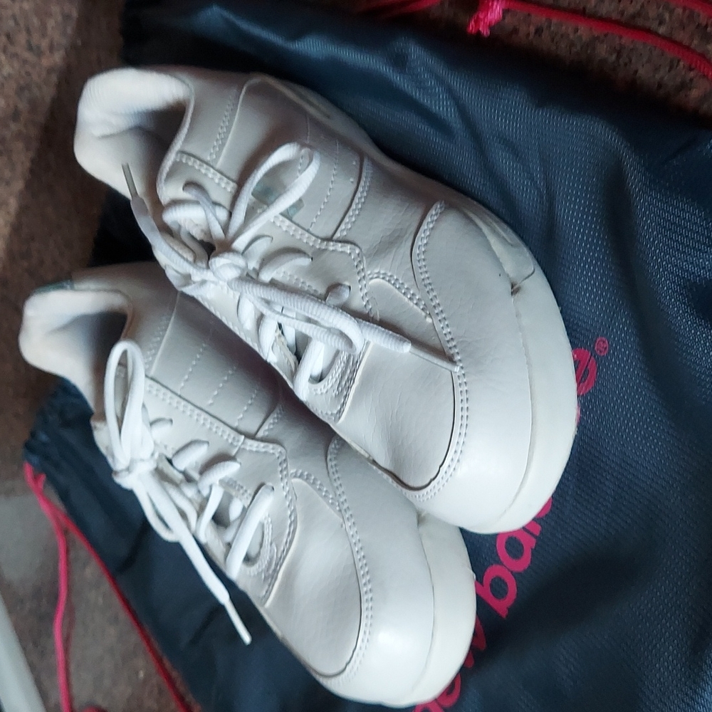 Bundle of size 81/2 Dunlop Sport whitebowling shoes and aerie fit drawstring bag